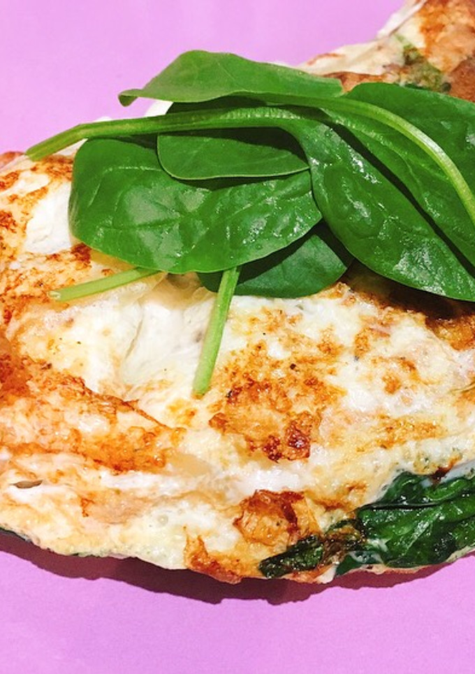 Una foto de Tortilla proteica de setas y espinacas baby: cena sana