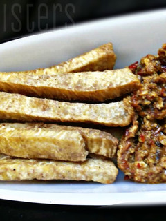 A picture of Fried yam with egg sauce.