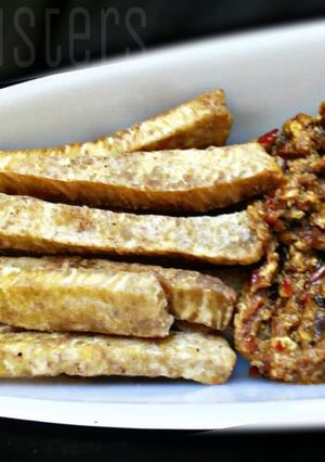 A picture of Fried yam with egg sauce.
