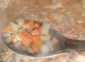 Una foto de Escabeche de pollo en caldo