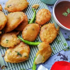 A picture of Alo pakoras.
