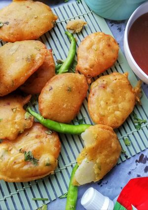 A picture of Alo pakoras.
