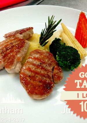 รูปของ Inter Dish - Pork Filet With Potato (สเต็กหมูและมันบด)
