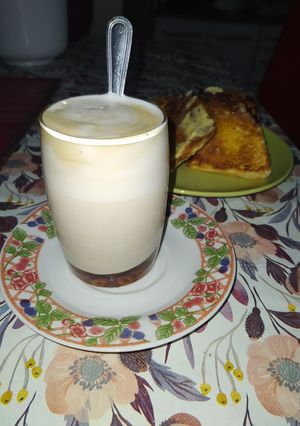 Una foto de Falso capuchino, café bien cremoso ☕🍞😋
