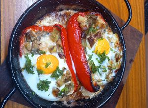 Una foto de Morrones rellenos con verdeo