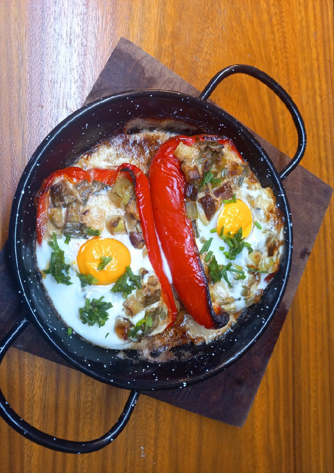 Una foto de Morrones rellenos con verdeo