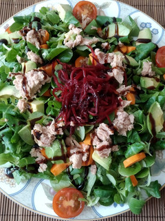 Una foto de Ensalada de Trocadéro y canónigos