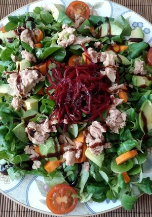 Una foto de Ensalada de Trocadéro y canónigos