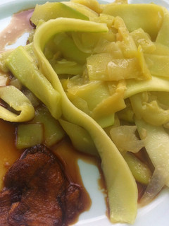 Una foto de Tallarines de calabacín con reducción de salsa de soja y manzana