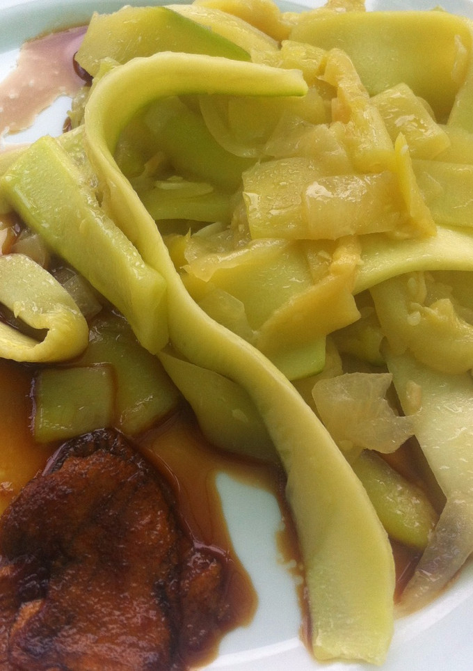 Una foto de Tallarines de calabacín con reducción de salsa de soja y manzana