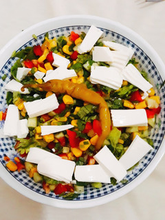 Una foto de Ensalada de maíz con queso y pimiento rojo