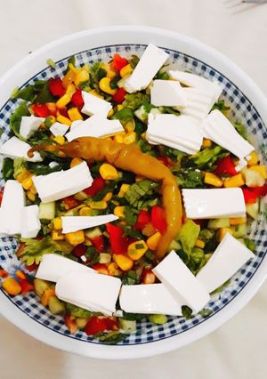 Una foto de Ensalada de maíz con queso y pimiento rojo