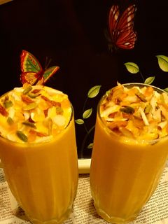 मैंगो लस्सी(mango lassi recipe in Hindi) रेसिपी मुख्य फोटो