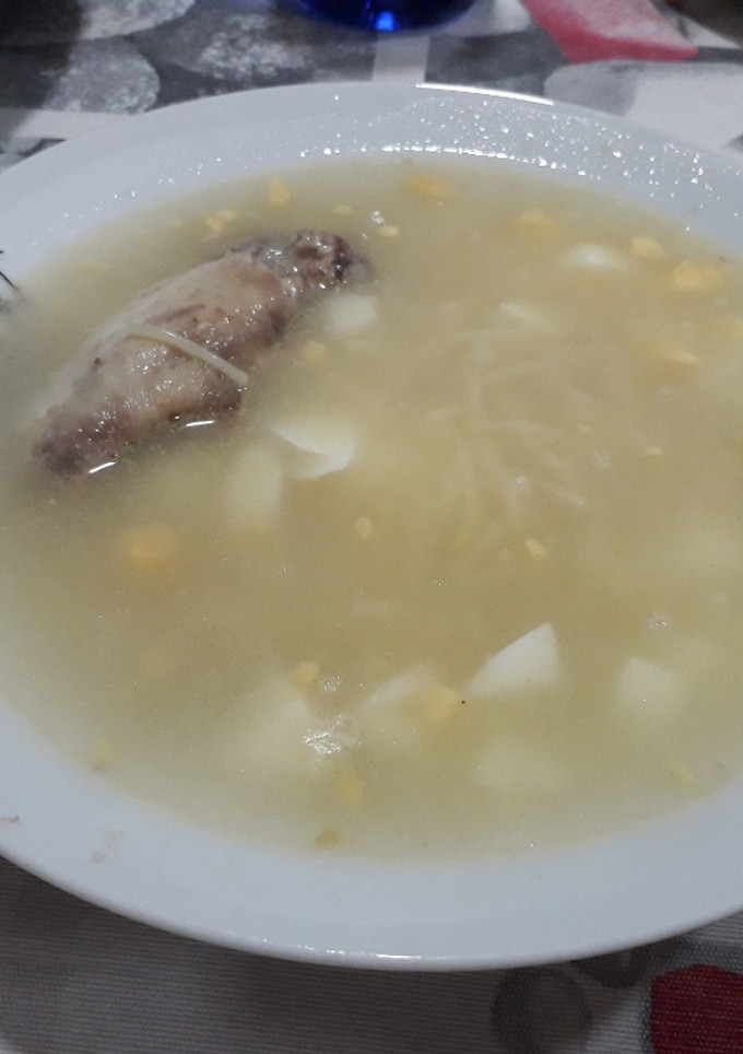 Una foto de Sopa de pollo con fideos