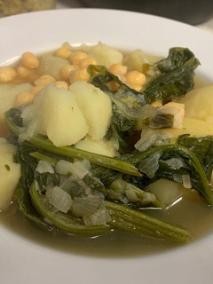 Una foto de Espinacas con papas y porotos