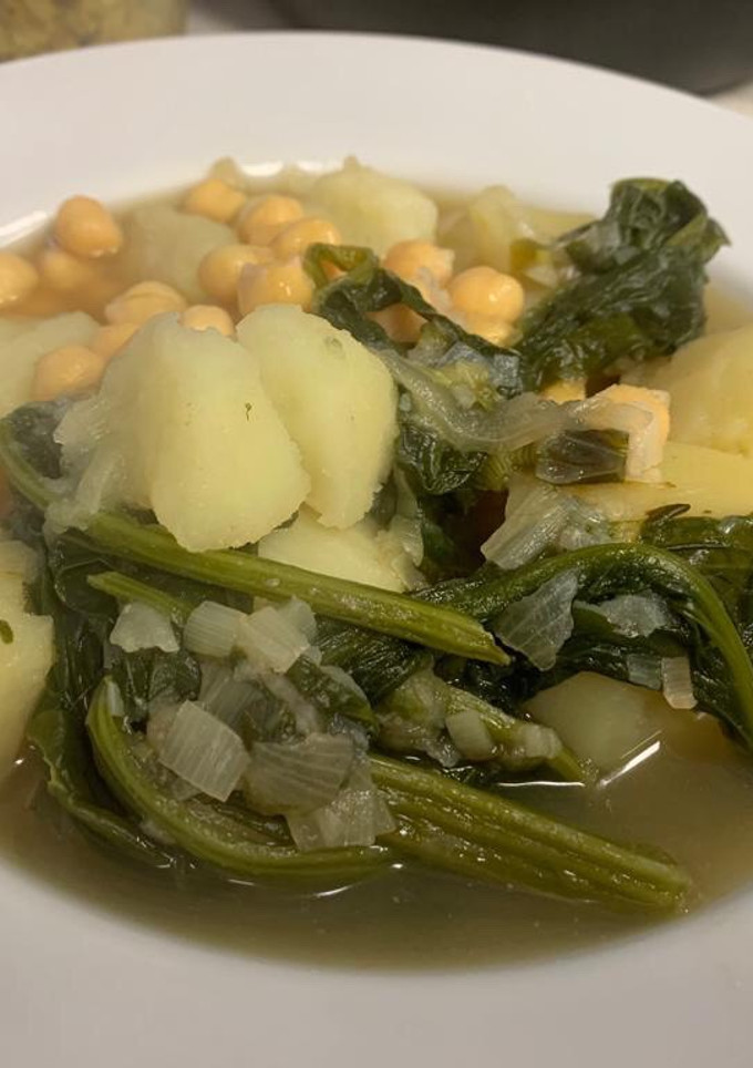 Una foto de Espinacas con papas y porotos