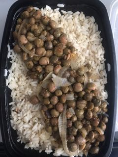 Una foto de Arroz palvorizado con coco y gandules