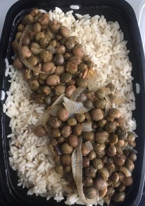 Una foto de Arroz palvorizado con coco y gandules