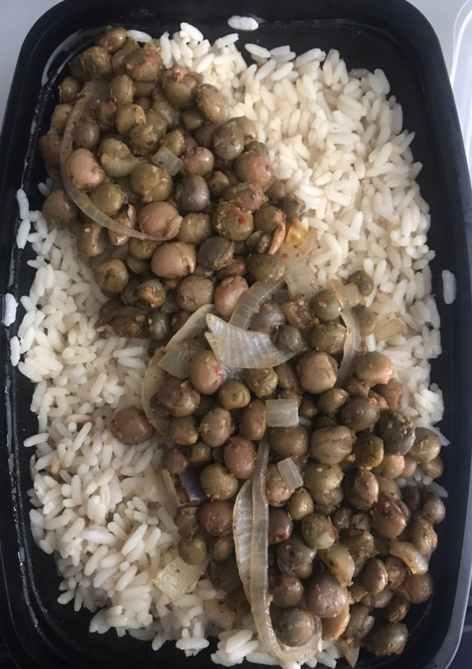 Una foto de Arroz palvorizado con coco y gandules
