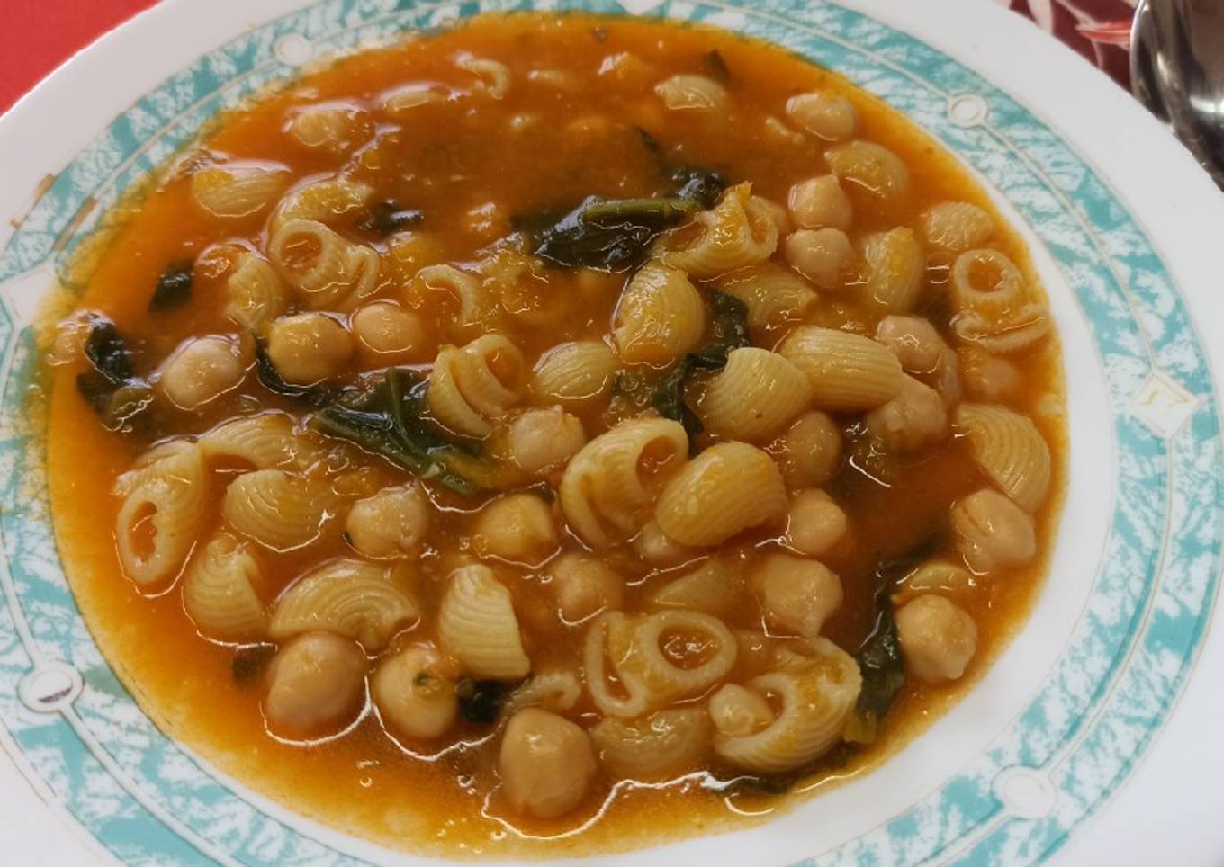 Sopa Minestrone con garbanzos y caldo de pollo
