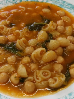 Una foto de Sopa Minestrone con garbanzos y caldo de pollo