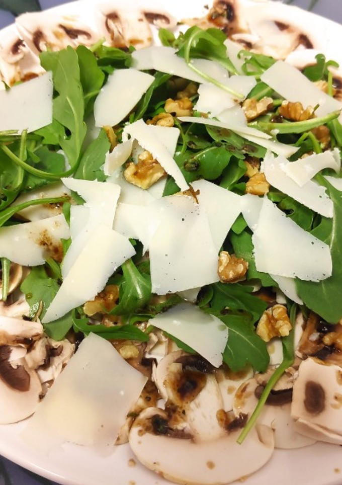 Una foto de Carpaccio de champiñones