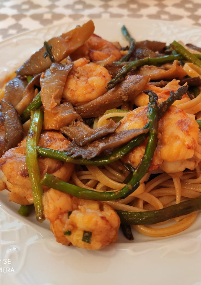 Una foto de Tallarines de setas, gambas y espárragos
