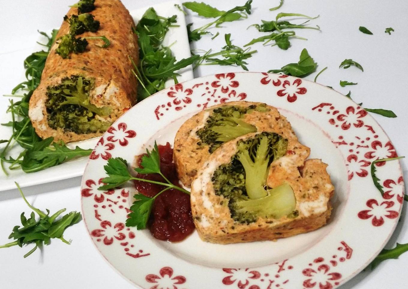 Galantina de pollo y pimiento, rellena de brócoli con tomate caramelizado