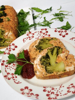 Foto principal de Galantina de pollo y pimiento, rellena de brócoli con tomate caramelizado