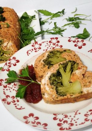 Foto principal de Galantina de pollo y pimiento, rellena de brócoli con tomate caramelizado
