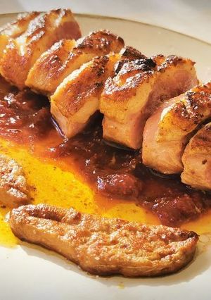 Una foto de Magret de Pato con Foie, sobre Mermelada de Higos
