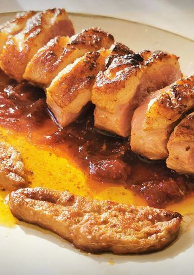 Una foto de Magret de Pato con Foie, sobre Mermelada de Higos