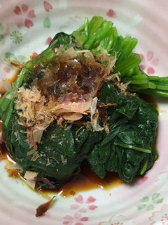 Una foto de Espinaca con Katsuo-bushi (Ohitashi)