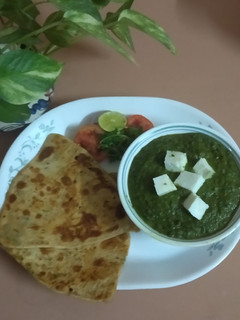 પાલક પનીર(Palak Paneer Recipe in Gujarati) રેસીપી મુખ્ય ફોટો