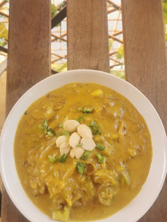 Una foto de Noodles ❌🌾 al curry cremoso de brócoli