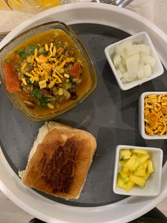 મિસળ પાઉં (Misal Paav Recipe In Gujarati) રેસીપી મુખ્ય ફોટો