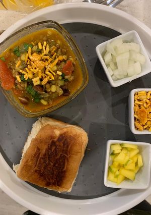 મિસળ પાઉં (Misal Paav Recipe In Gujarati) રેસીપી મુખ્ય ફોટો