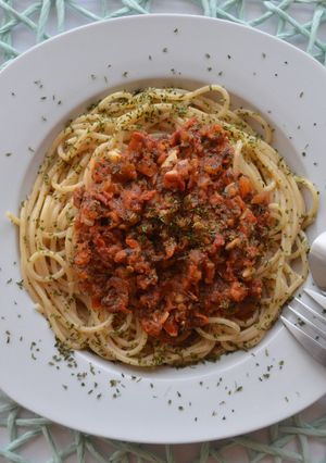 Una foto de Espaguettis con salsa de tomate y anchoas
