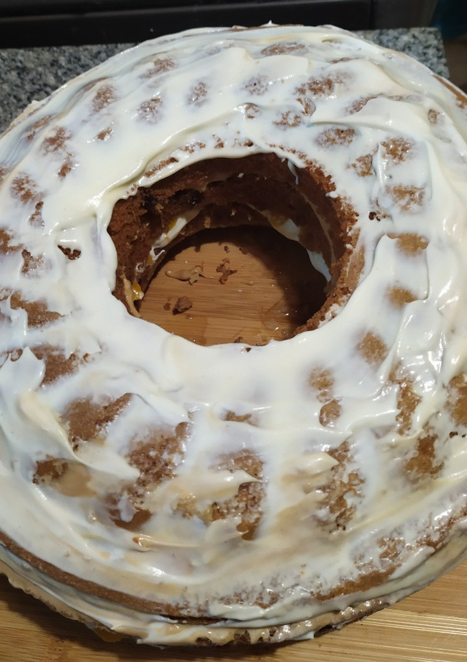Una foto de Bizcochuelo Marmolado Relleno c/ Duraznos y crema c/ Dulce de leche🍰🥯🍩😋