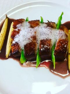 Una foto de Magret de pato con salsa oporto y chocolate