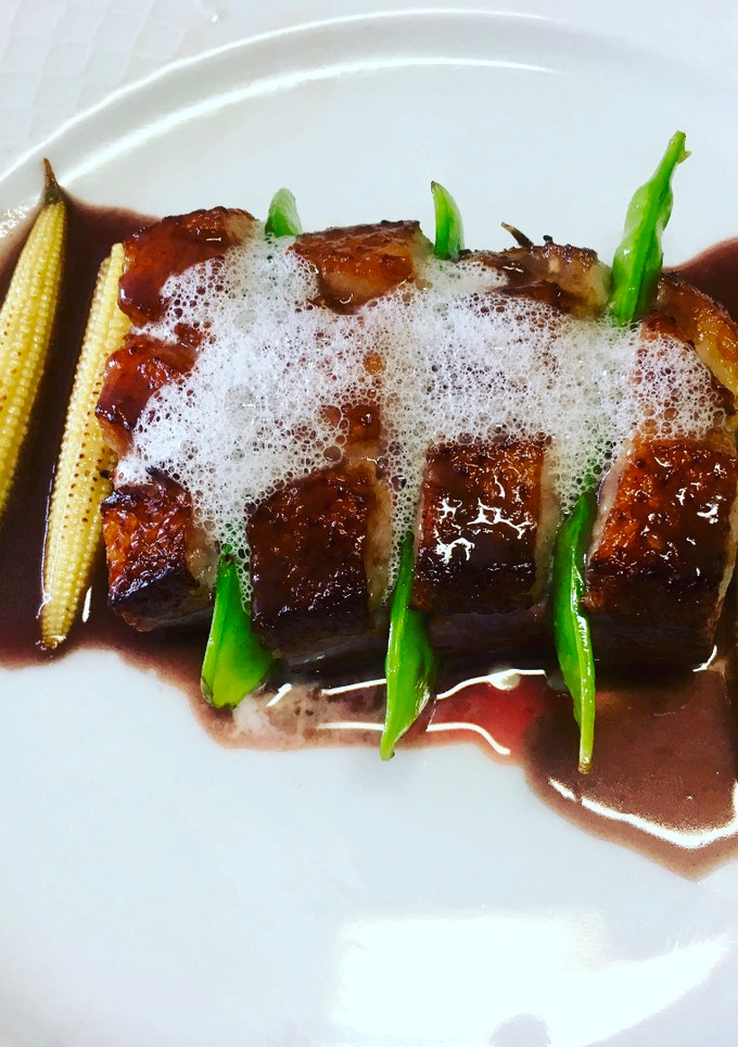 Una foto de Magret de pato con salsa oporto y chocolate
