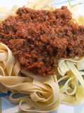Tallarines con salsa de carne