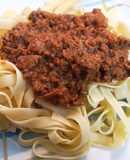 Tallarines con salsa de carne