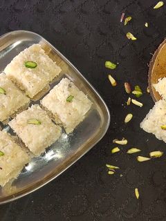 ओल्या खोबऱ्याची वडी (बर्फी) (olya khobryachi vadi recipe in marathi) रेसिपी चे मुख्य फोटो 