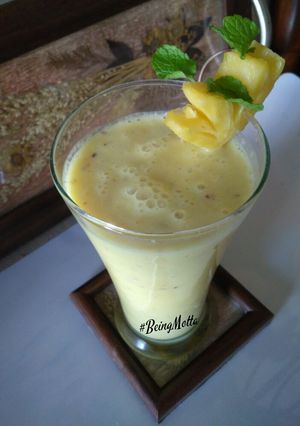 A picture of Pineapple-flaxseed smoothie.
