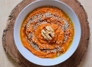 Una foto de Hummus con pimiento morrón rojo asado 🌶️