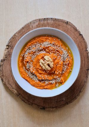 Una foto de Hummus con pimiento morrón rojo asado 🌶️