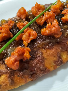Una foto de Focaccia con cebolla caramelizada y chistorra