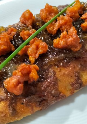 Una foto de Focaccia con cebolla caramelizada y chistorra