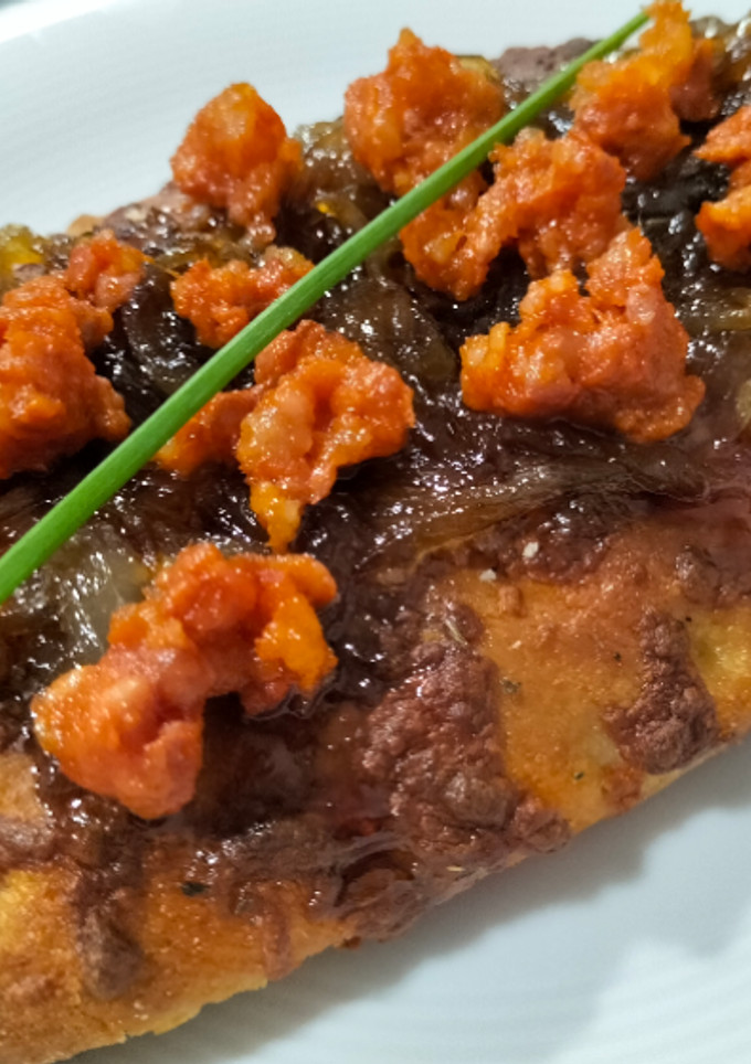 Una foto de Focaccia con cebolla caramelizada y chistorra